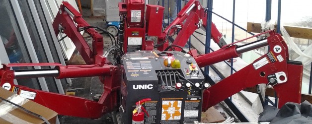 Spydercrane assisting construction workers